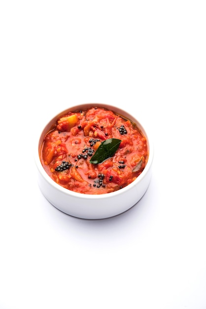 Chutney o salsa di pomodoro sabzi o tamatar, servito in una ciotola. messa a fuoco selettiva