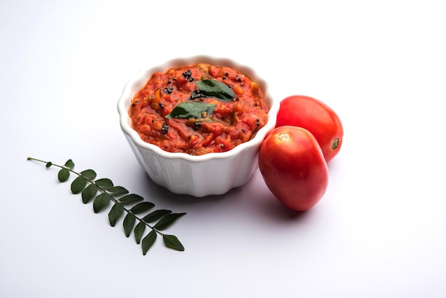 Chutney o salsa di pomodoro sabzi o tamatar, servito in una ciotola. messa a fuoco selettiva