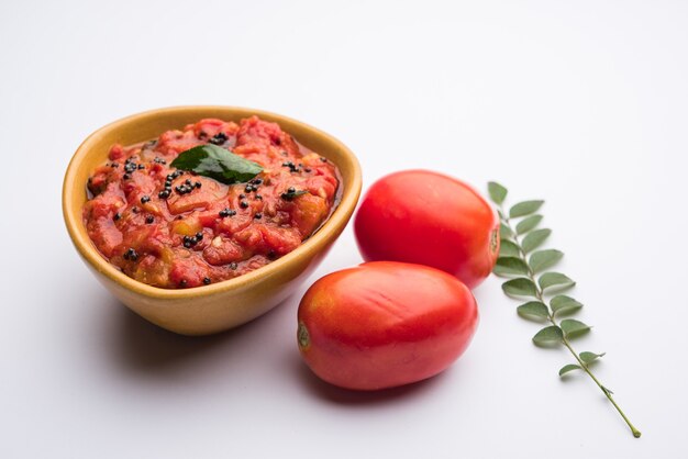 Chutney o salsa di pomodoro sabzi o tamatar, servito in una ciotola. messa a fuoco selettiva