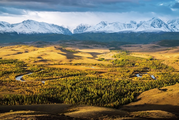 Chuya River Valley affacciato sul nord Chuysky Range all'alba. Montagna Altai, Russia