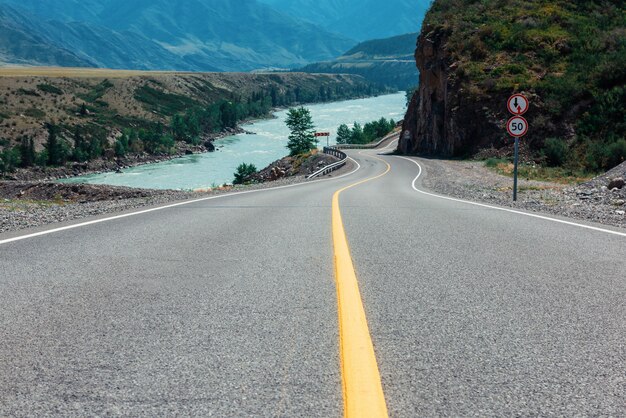 Chuysky trakt road nelle montagne Altai.