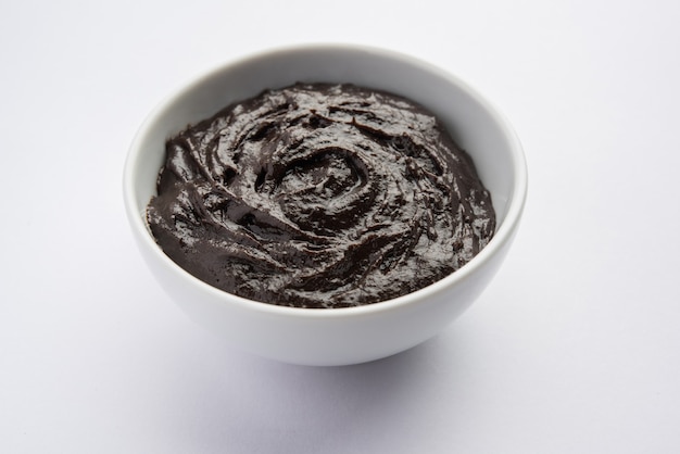 Chyawanprash o Chyavanprash è un integratore per la salute ayurvedico indiano che stimola l'immunità composto da una miscela concentrata di minerali ed erbe ricche di sostanze nutritive, servito in una ciotola, isolato