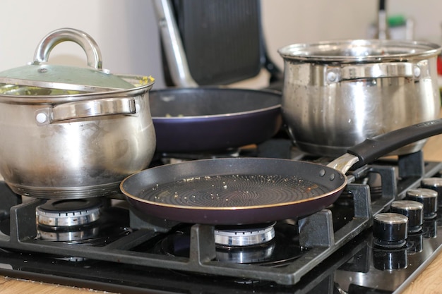 Ci sono molti piatti sporchi nel lavello della cucina Piatti sporchi ed elettrodomestici da cucina non lavati