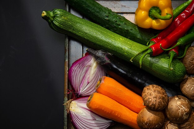 Ci sono vari ingredienti per verdure e insalate