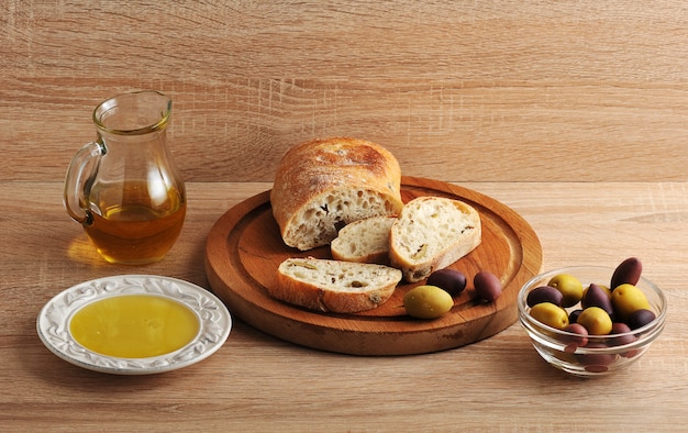 Ciabatta a fette di pane, olive e olio extra vergine di oliva