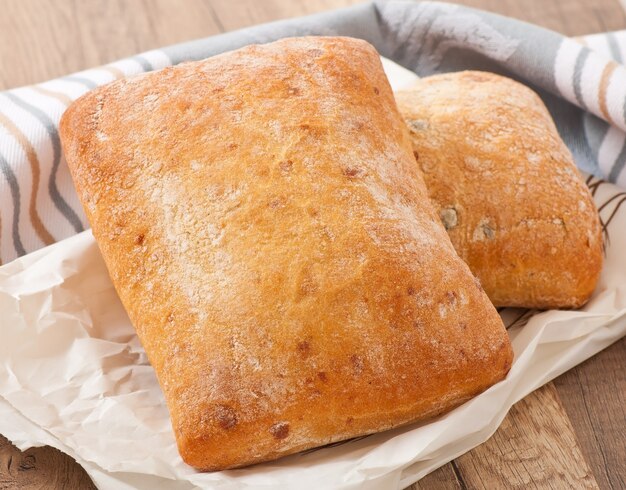 ciabatta con formaggio su un tavolo di legno