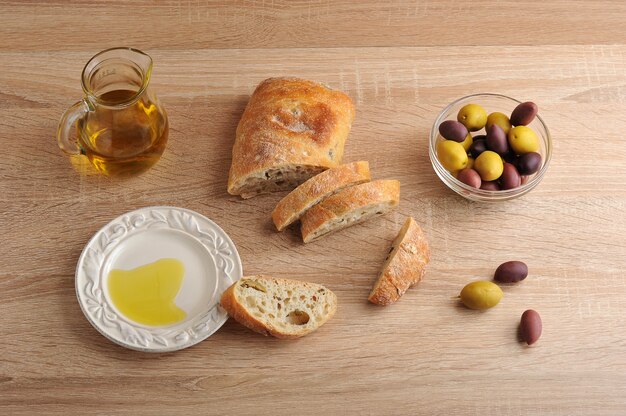 Ciabatta con olive e olive gialle e viola