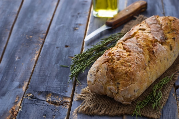 Ciabatta di pane, olio d&#39;oliva e rosmarino