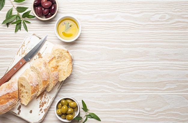 Ciabatta fresca tagliata su tavola da cucina verde e