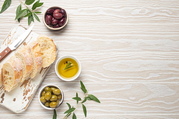 Ciabatta fresca tagliata su tavola da cucina verde e