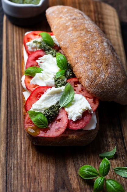 Ciabatta italiana con mozzarella, pomodori e basilico