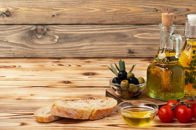 Ciabatta italiana con olio d'oliva su fondo di legno