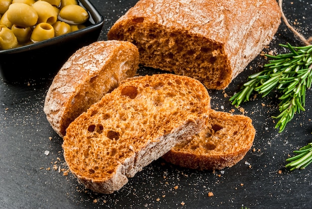 Ciabatta italiana con olio, olive e verdure