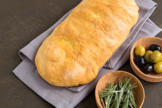 Ciabatta. Pane italiano fresco di ciabatta con le erbe.