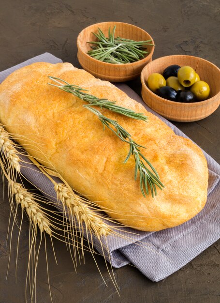 Ciabatta. Pane italiano fresco di ciabatta con le erbe.