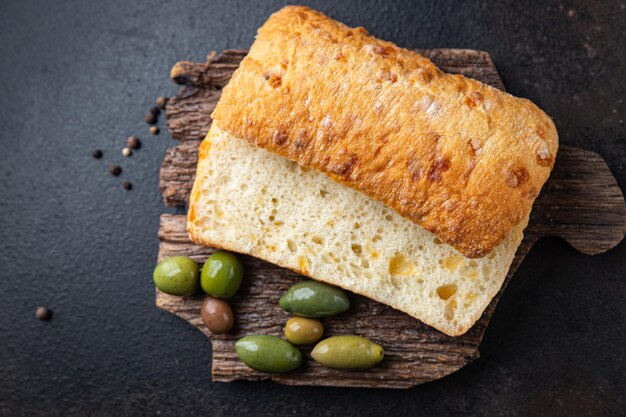 ciabatta pane olive pasto spuntino fresco sul tavolo spazio copia sfondo alimentare