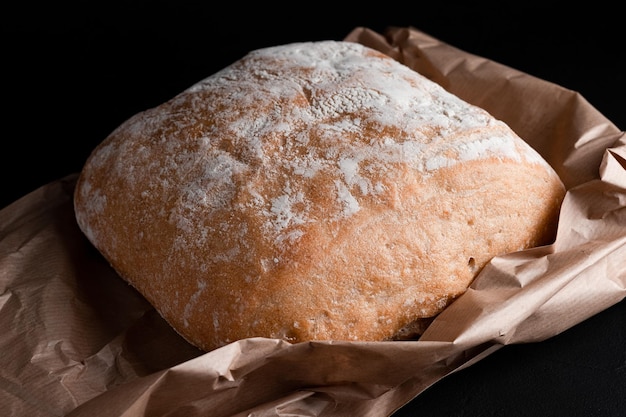 Ciabatta su fondo nero, cucina italiana