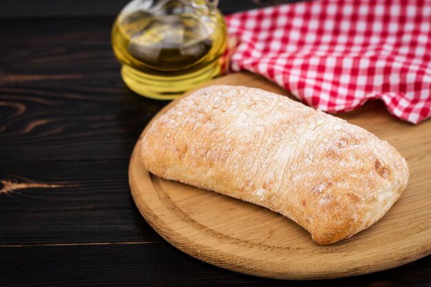 Ciabatta su una tavola di legno