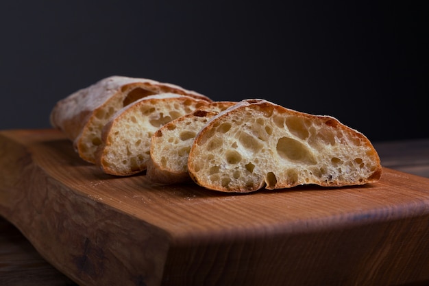 ciabatta su una tavola di legno.