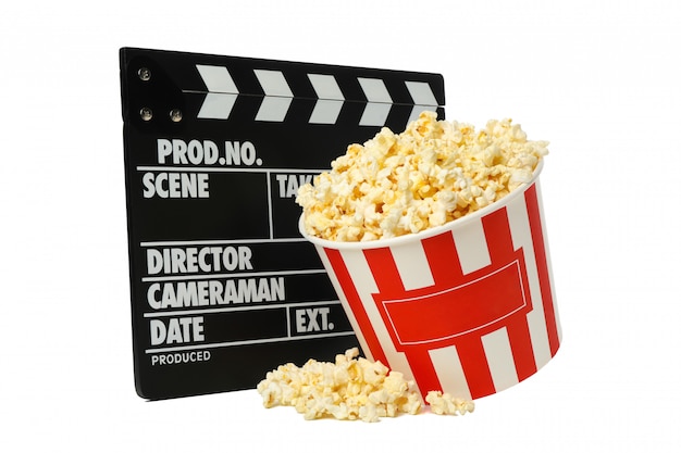 Ciac e secchio con popcorn isolato su bianco