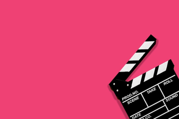 Ciak cinematografico per girare video e film su uno sfondo rosa con molto spazio per il testo