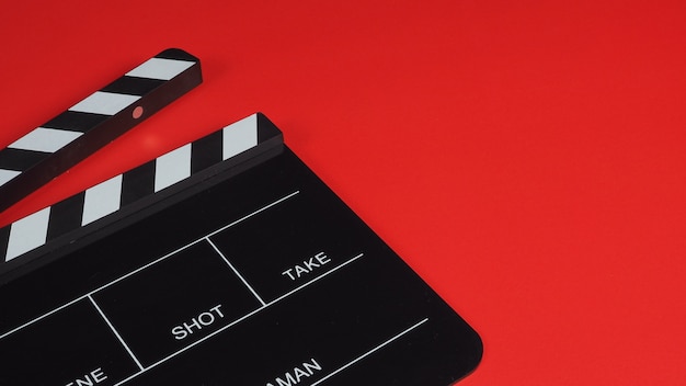 Ciak o ciak o ardesia cinematografica. È utilizzato nella produzione di video, film, industria cinematografica su sfondo rosso.
