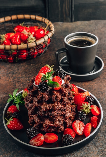 Cialde al cioccolato con latte e frutti di bosco