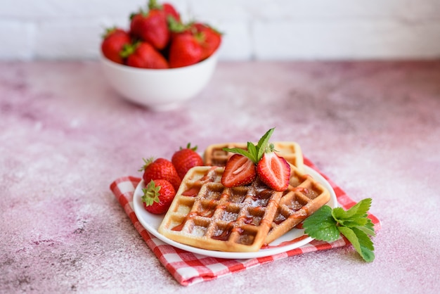 Cialde belghe al forno fresche deliziose con le bacche e la frutta