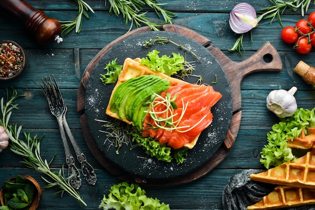 Cialde belghe con avocado e pesce rosso Colazione belga Vista dall'alto Spazio libero per il testo