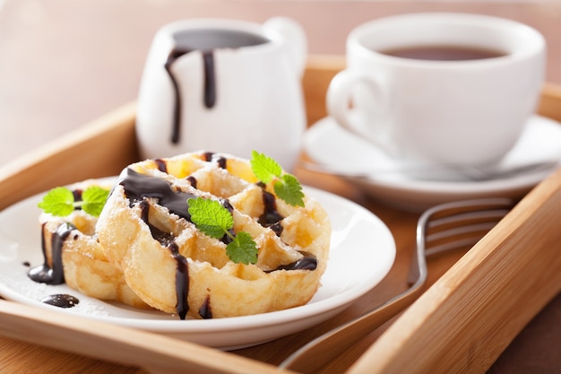 Cialde belghe con cioccolato e zucchero a velo per colazione