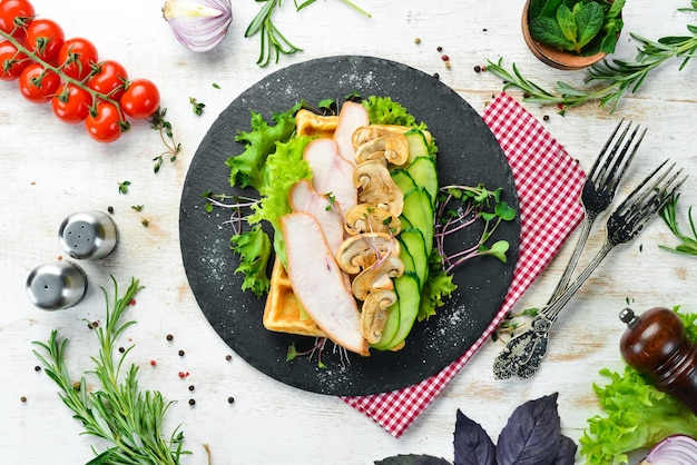 Cialde belghe con filetto di pollo, funghi e cetriolo Cibo belga Vista dall'alto Spazio libero per il testo