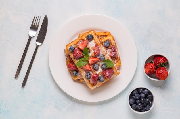 Cialde belghe con fragole, mirtilli e sciroppo, colazione sana fatta in casa