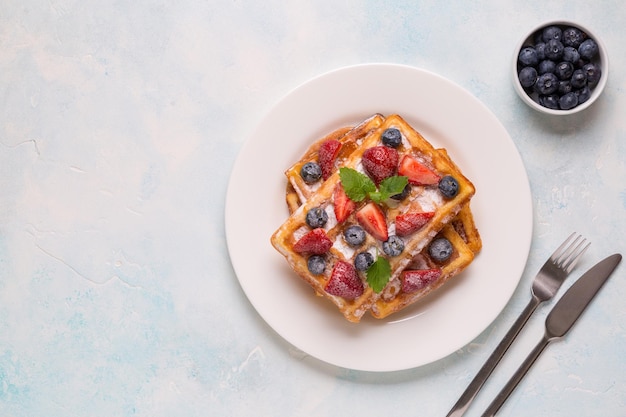 Cialde belghe con fragole, mirtilli e sciroppo, colazione sana fatta in casa