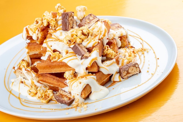 Cialde belghe con topping al caramello barrette di cioccolato e popcorn