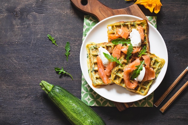 Cialde belghe con zucchine e verdure con ricotta e salmone salato