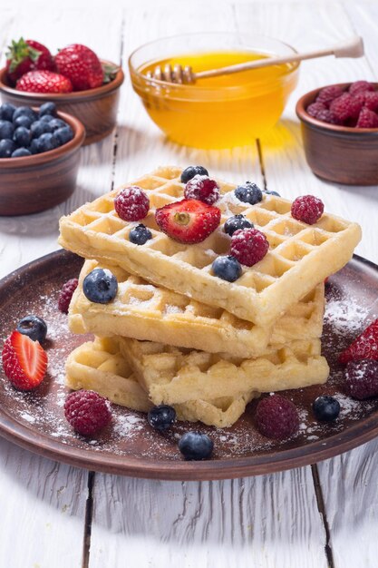 Cialde belghe fatte in casa con frutti di bosco e miele