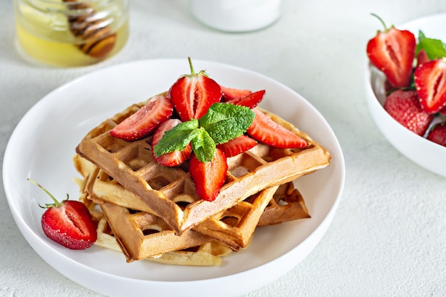 cialde belghe fresche e croccanti con fragole mature menta e miele per colazione