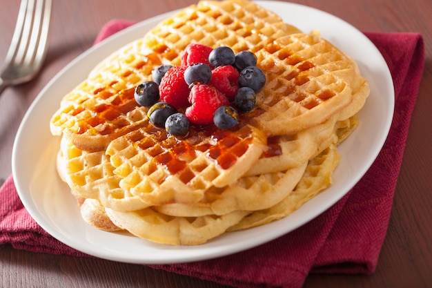 Cialde con crema alla panna e frutti di bosco