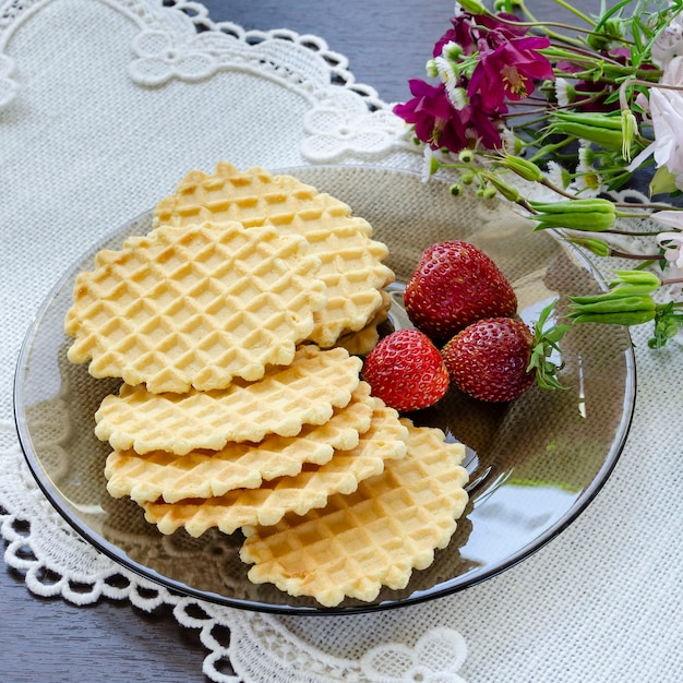 Cialde con fragole su un piatto nero