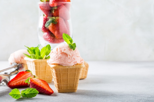 Cialde con gelato alla fragola