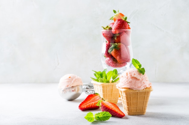 Cialde con gelato alla fragola