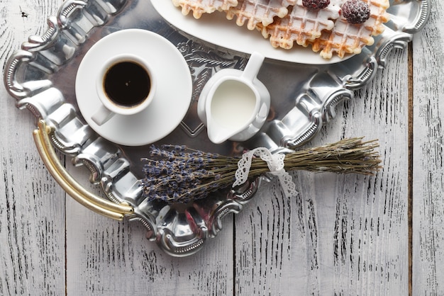 Cialde di Bruxelles con frutti di bosco e caffè