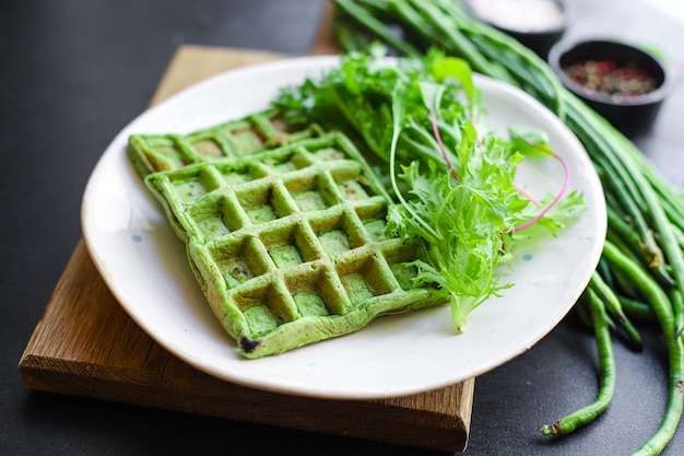 Cialde di spinaci verdi, fagiolini, verdure