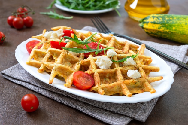 Cialde di zucchine con formaggio di capra, pomodori, rucola