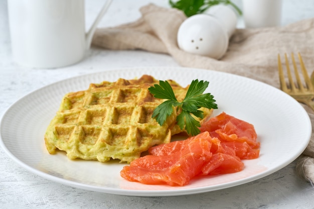 Cialde di zucchine con salmone, primo piano di vista laterale di dieta del fodmap