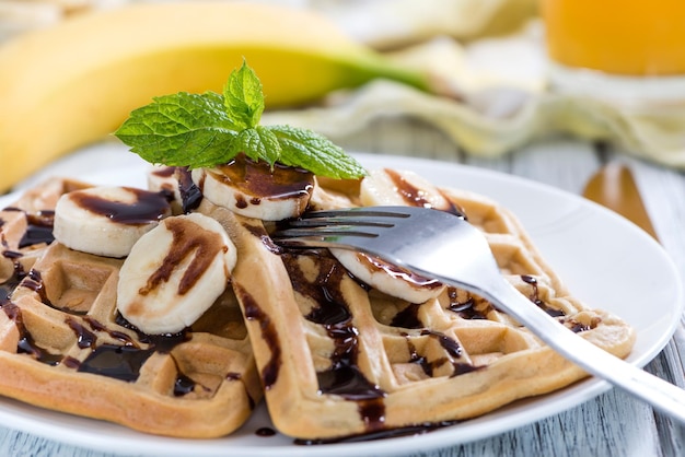 Cialde per la colazione con banane e salsa al cioccolato