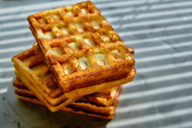 Cialde sul piano di lavoro in marmo della cucina, colazione mattutina, luce solare attraverso i ciechi.