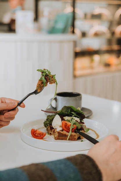 Cialde vegetariane con pomodori secchi e rucola in un primo piano del caffè