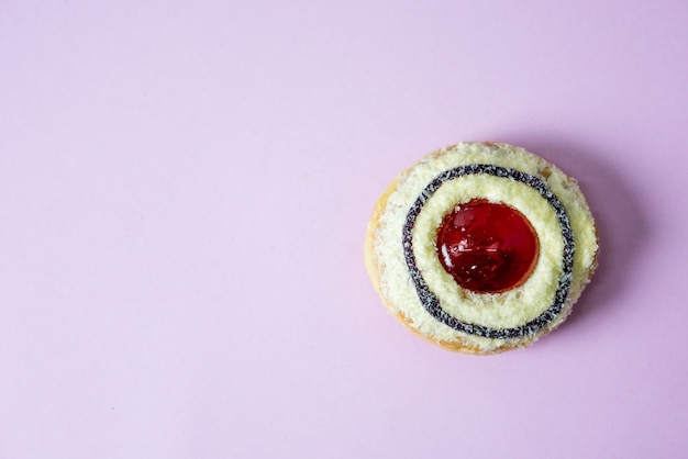 Ciambella al cioccolato Coprire con cioccolato e cospargere con ciambelle. Posa su uno sfondo rosa