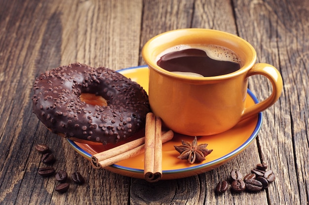 Ciambella al cioccolato e caffè sulla tavola di legno